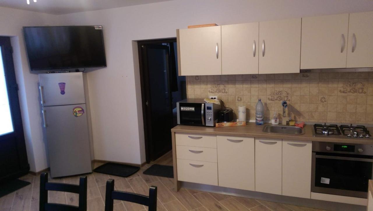 Apartmán Eva'S Little House - Acasa La Taticul Albinelor Sinca Veche Exteriér fotografie